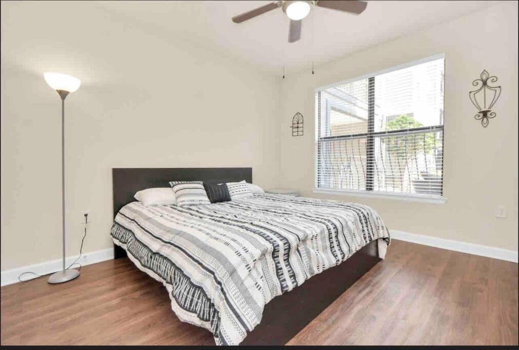 Luxury 1Bedroom/Pool View/ Galleria W/Study Desk Houston Eksteriør billede