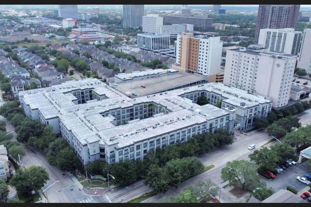 Luxury 1Bedroom/Pool View/ Galleria W/Study Desk Houston Eksteriør billede