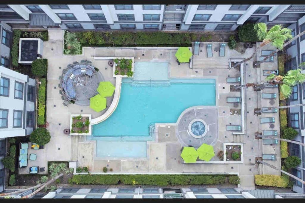 Luxury 1Bedroom/Pool View/ Galleria W/Study Desk Houston Eksteriør billede